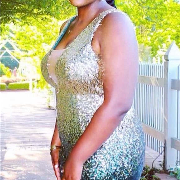 Beautiful, vibrant gold and emerald dress. - Picture 6 of 9